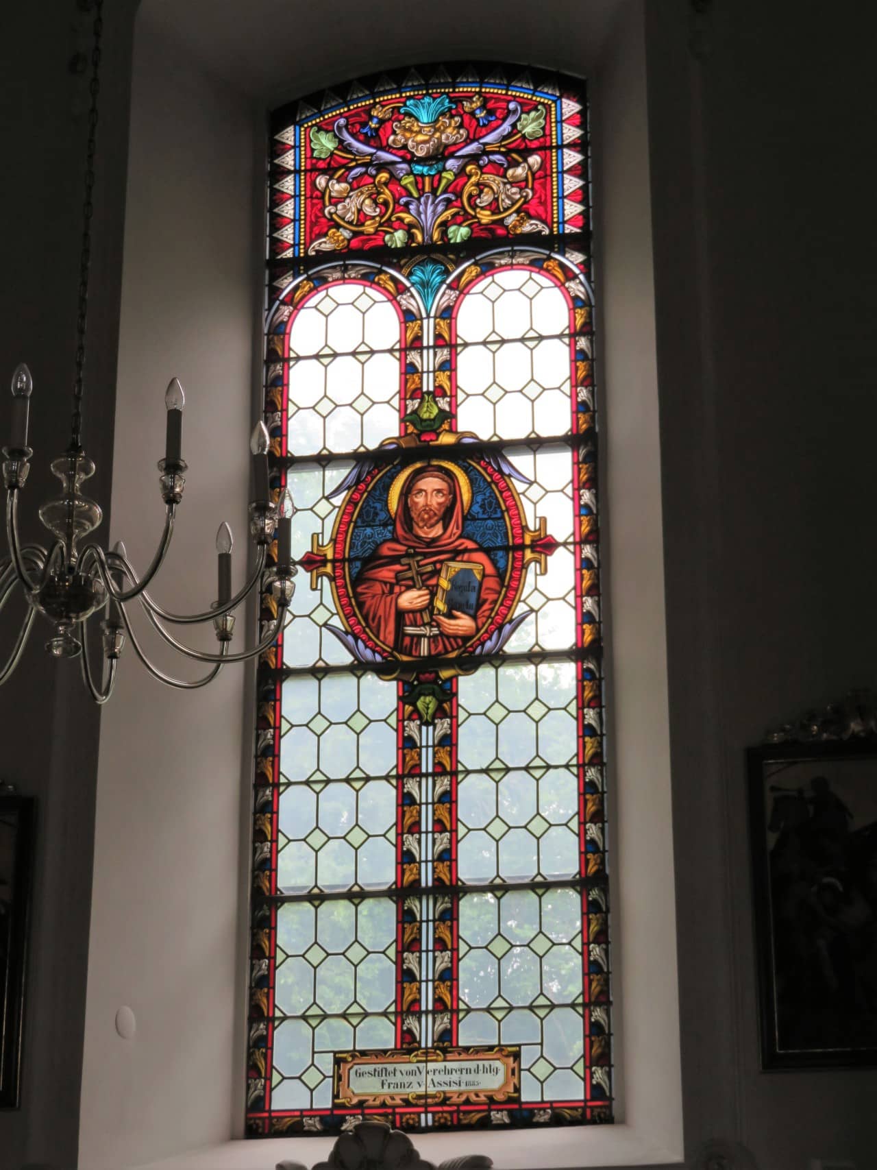 Für die Stiftung des dem hl. Franz von Assisi gewidmeten Fensters auf der Männerseite fanden sich einige Verehrer des Heiligen zusammen.