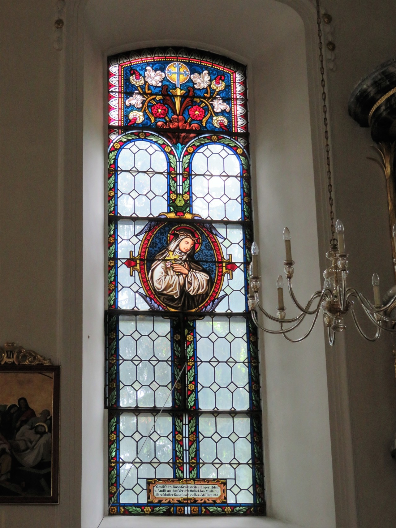 Das Fenster links neben der Kanzel ist der hl. Rosa von Lima gewidmet; auch die Stifterin und deren verstorbene Mutter trugen den Vornamen Rosa.