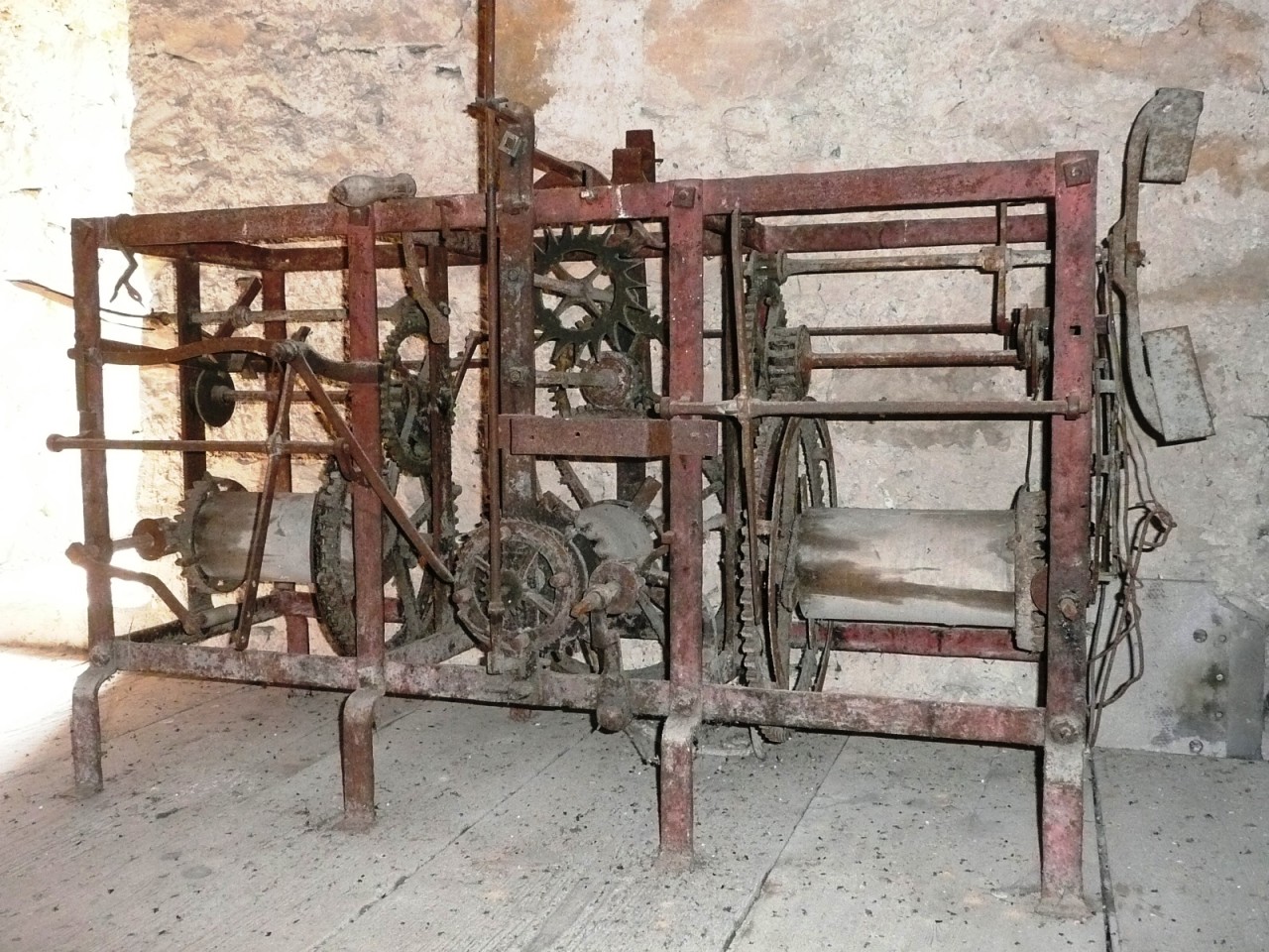 Altes Uhrwerk im Glockenturm der Kirche Herznach.