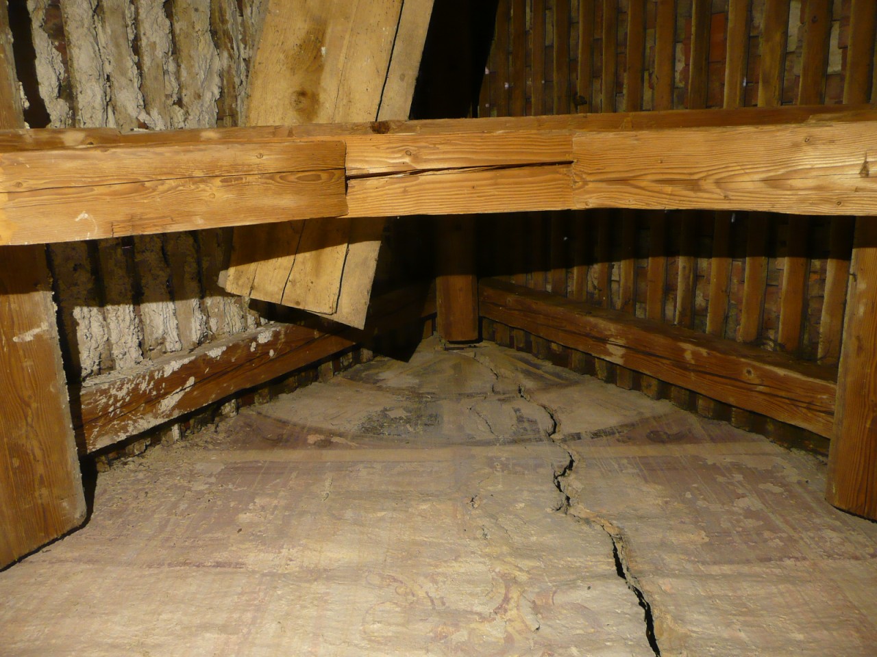 Unter dem First des heutigen Schiffdachs von 1691/92 ist ein Rest des alten Zifferblatts zu erkennen. 
