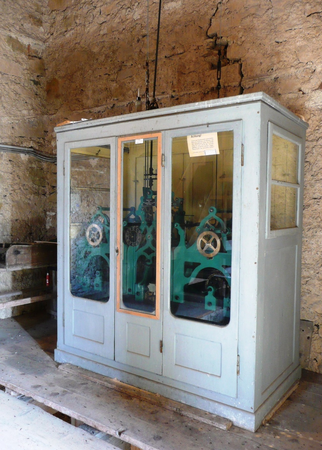 Das heutige Turmuhrwerk im Glockenturm der Kirche Herznach stammt aus dem Jahr 1946.