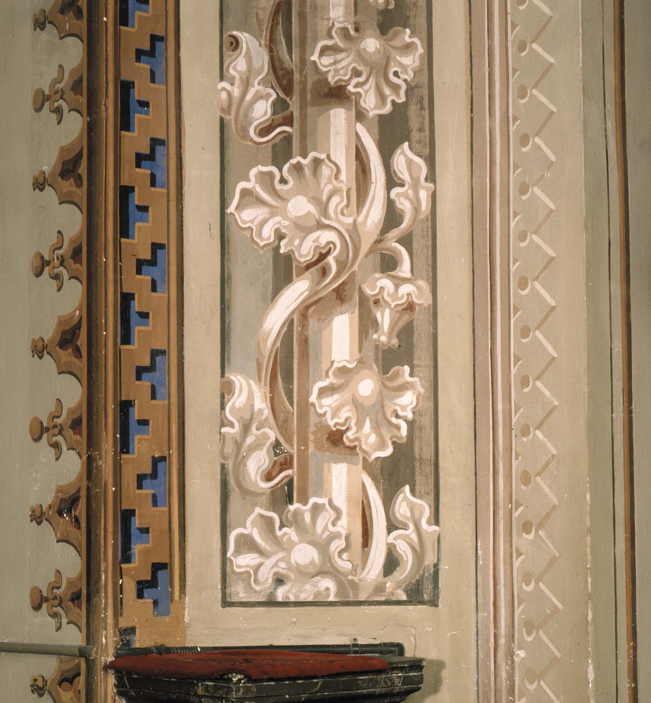 Synagoge Lengnau, Dekorationsmalerei am Bogen der Thoranische. 