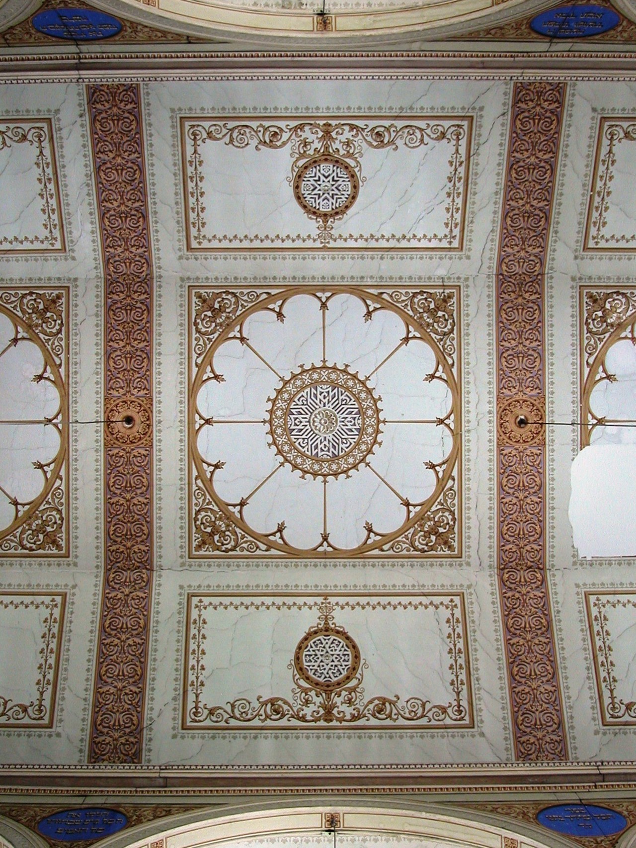 Synagoge Lengnau. An der Malerei über dem Mittelschiff ist besonders gut zu erkennen, wie diese Art der Dekorationsmalerei die architektonsche Gliederung betont.