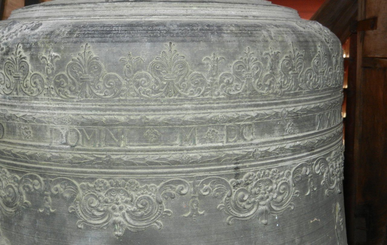 Kaiserstuhl, Kath. Pfarrkirche St. Katharina, Christkönigsglocke von 1639. Aufnahme 2025.