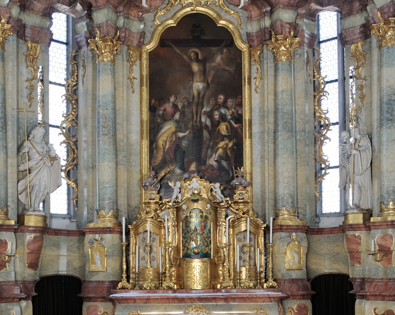 Hochaltar der Stadtkirche Laufenburg. Rechts die Figurengruppe des hl. Fridolin mit dem Ursus-Skelett.