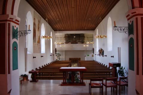 Kirche St. Nikolaus, Blick vom Chor ins Langhaus: Der Raum unter der Empore ist heute ein flexibel nutzbarer Pfarreisaal. 