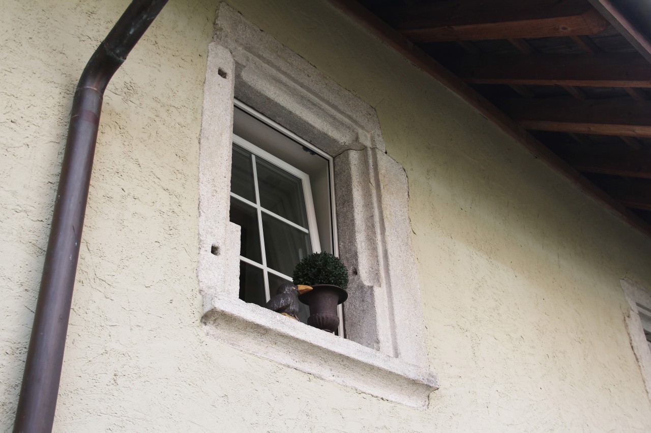 Spätgotisches Fenster mit Löchern für einen ehemaligen Fensterladen an der Rückfront des Hauses Winkel 119a.