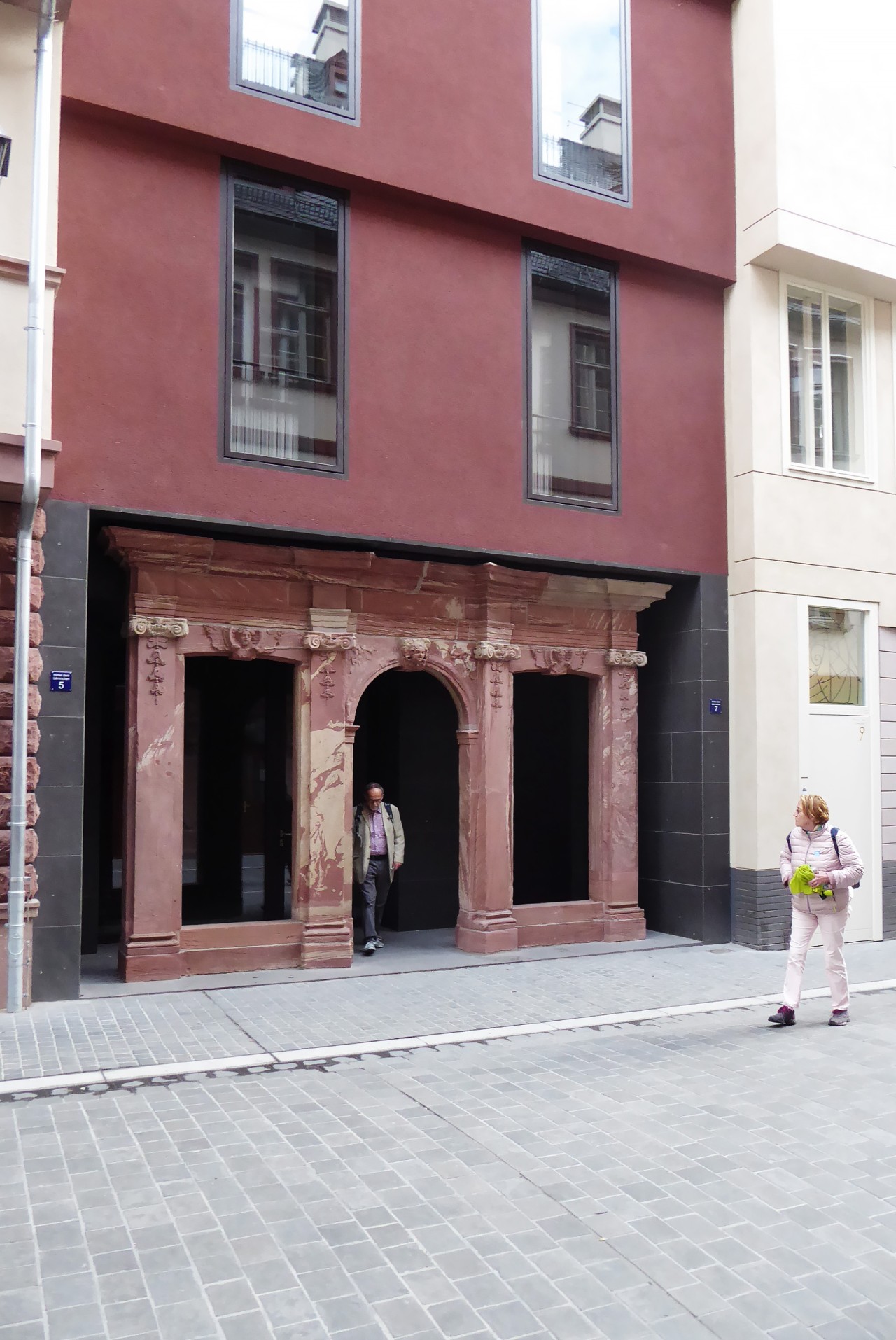 Spolie in der "Neuen Altstadt" in Frankfurt am Main, Architekten des Neubaus: Morger Partner, 2018. 