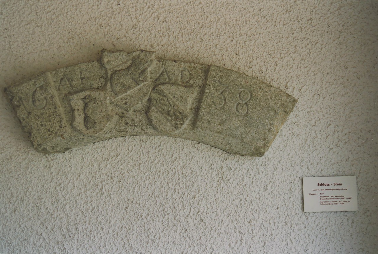 Schlussstein der ehemaligen Schlosstrotte von 1638 am 1985 erbauten Gemeindehaus von Thalheim. 