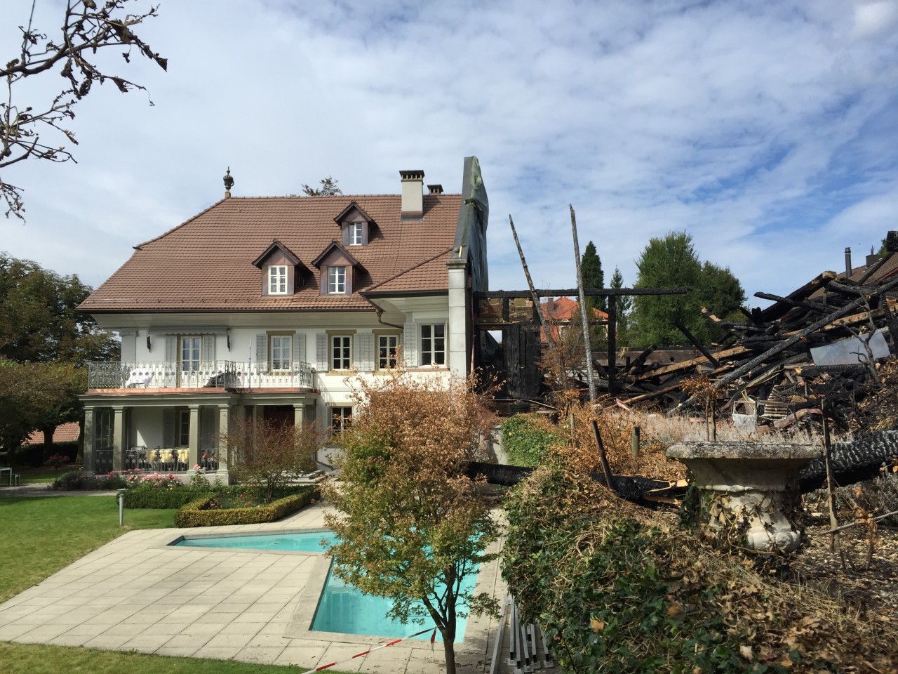 Die Brandmauer, die ans Herrenhaus angrenzt, hat dem Brand standgehalten.