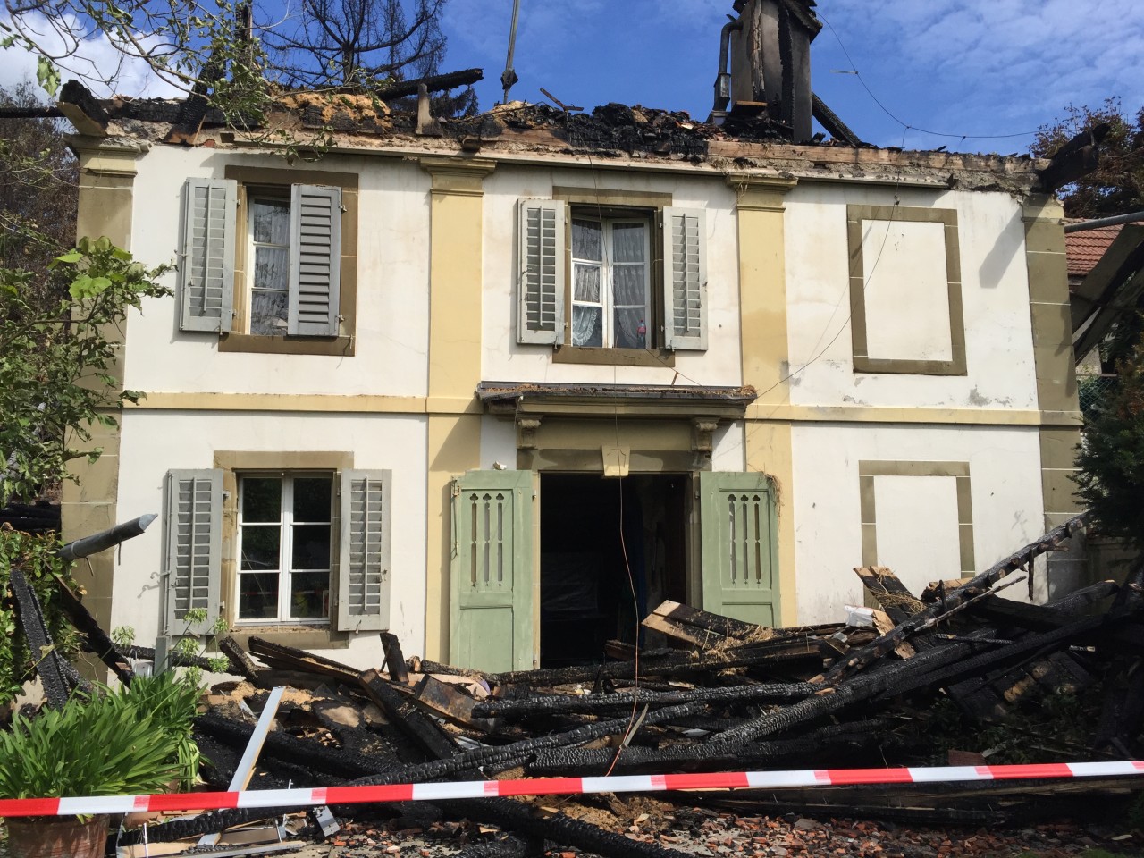 Pächterhaus mit abgebranntem Dachstock.