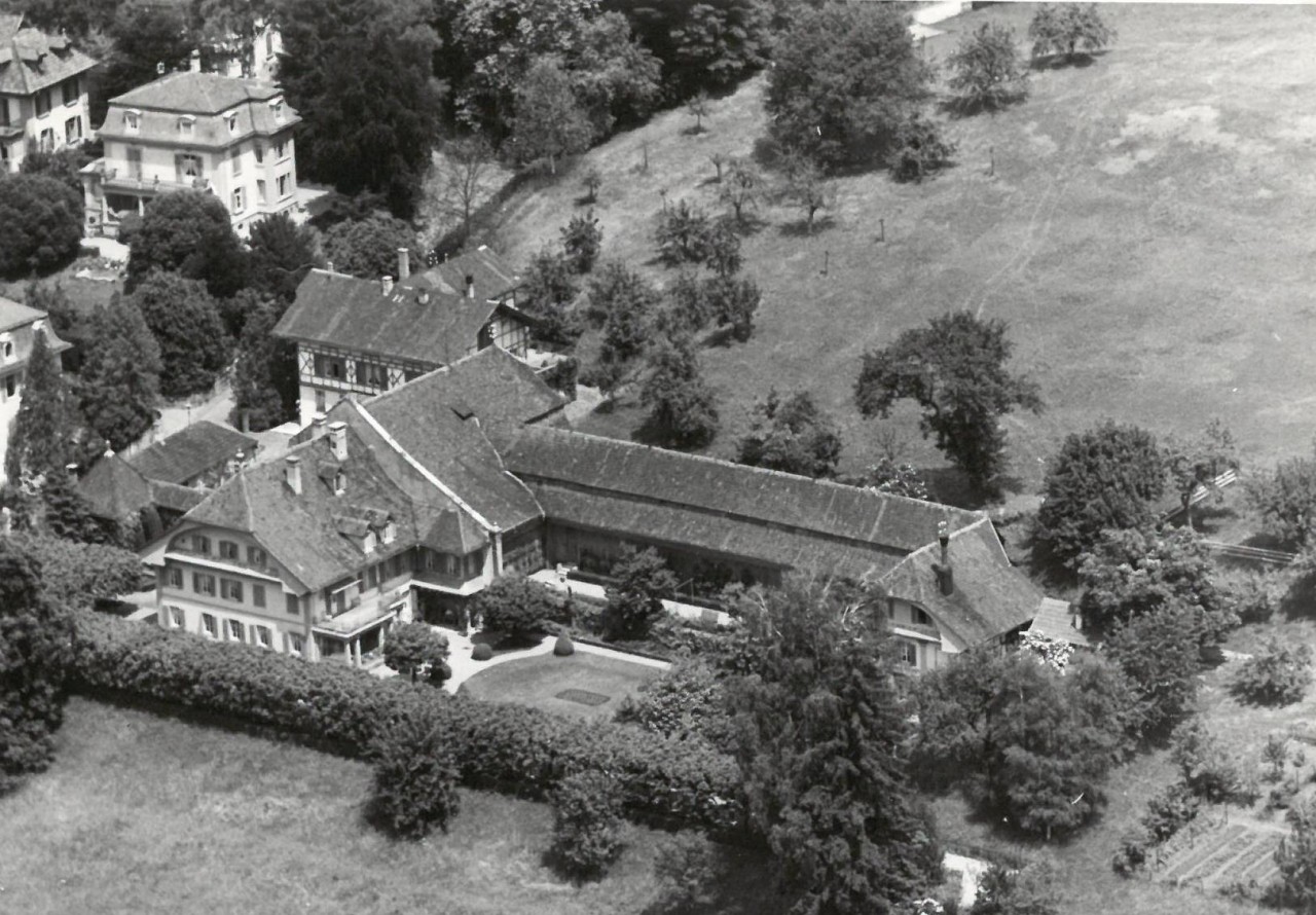 Landgut Hirzenberg 1953, links an die grosse Scheune anschliessend das Herrenhaus, rechts das Pächterhaus.