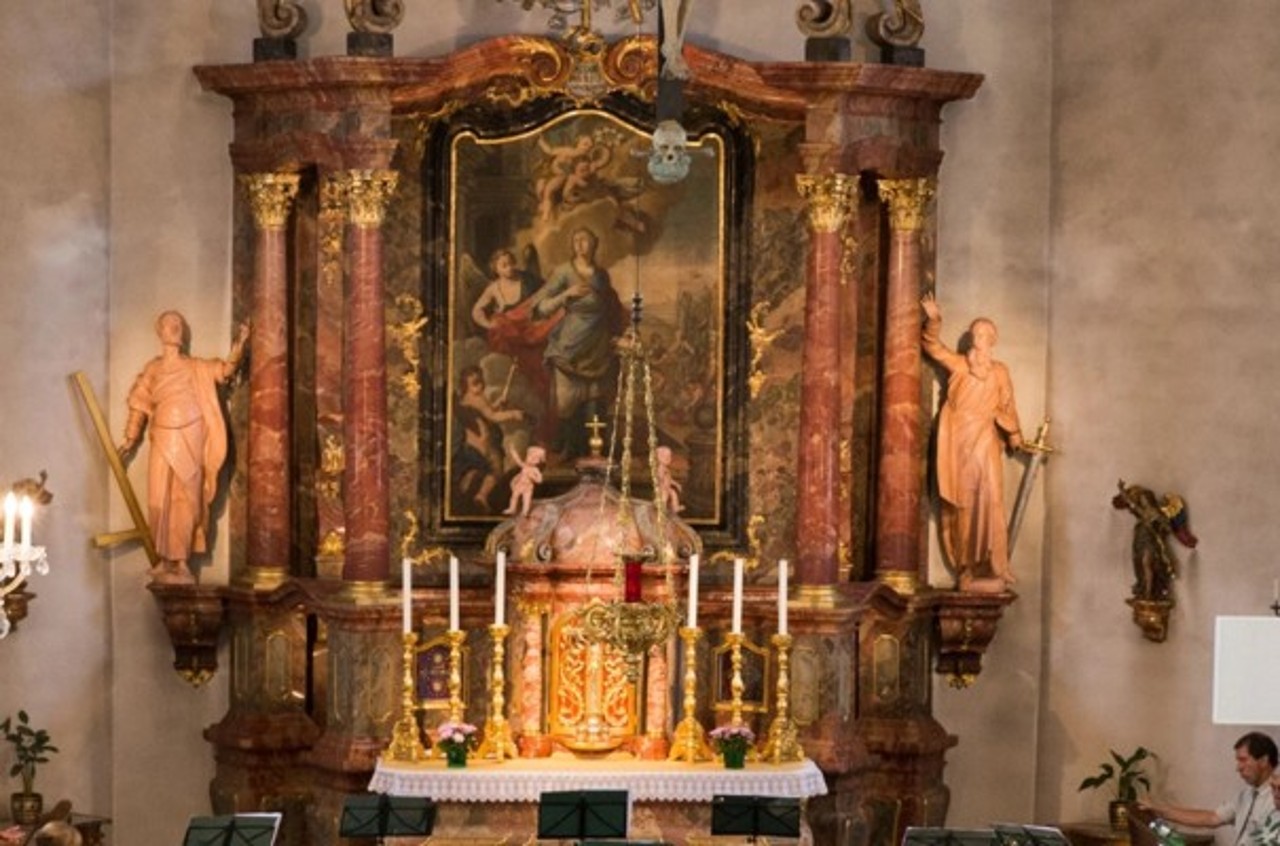 In der Kirche St. Agatha in Zeiningen wurde unter anderem das Ewiglicht – hängt im Bild im Vordergrund – gestohlen.