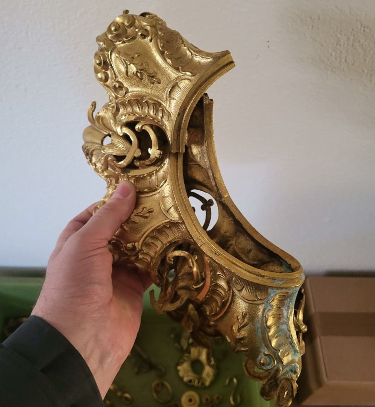 Der ursprünglich kreisrunde Kranz oberhalb des Kerzenbehälters.