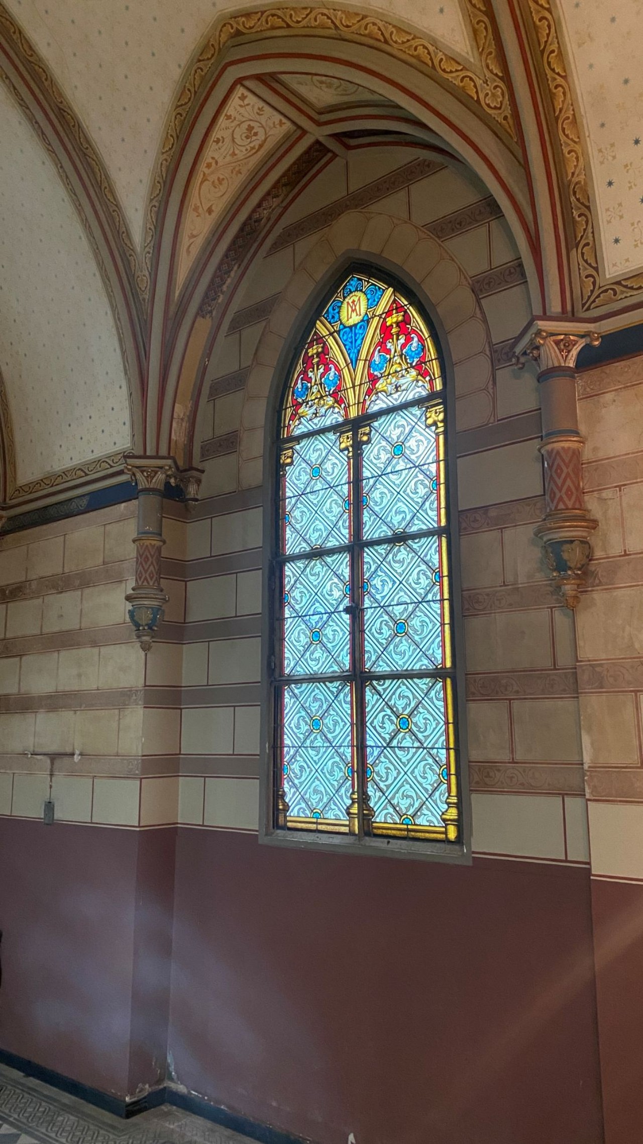 Glasfenster vor der Zerstörung.