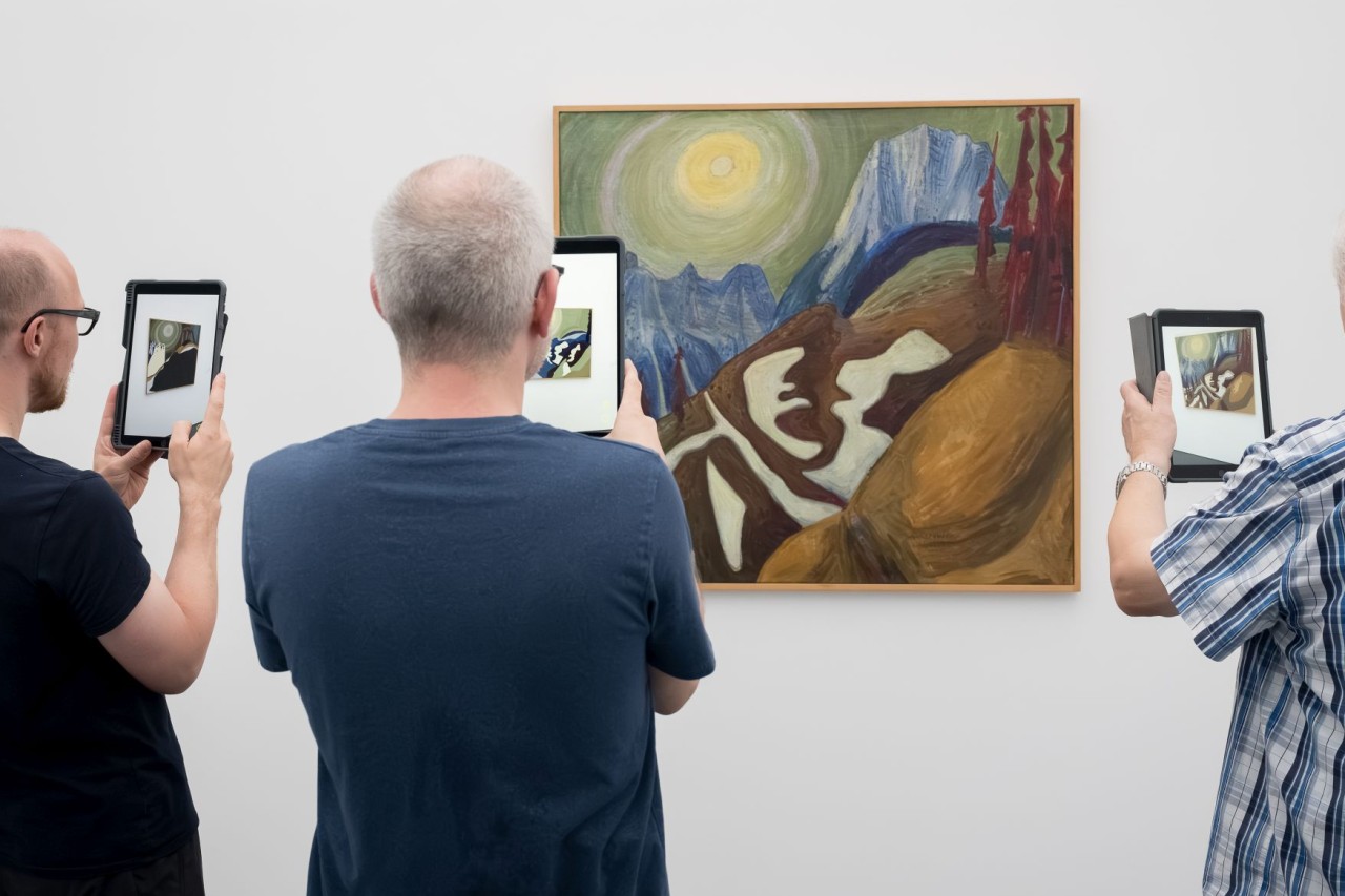 Ein Tablet auf ein Kunstwerk des Künstlers Max Matter gerichtet