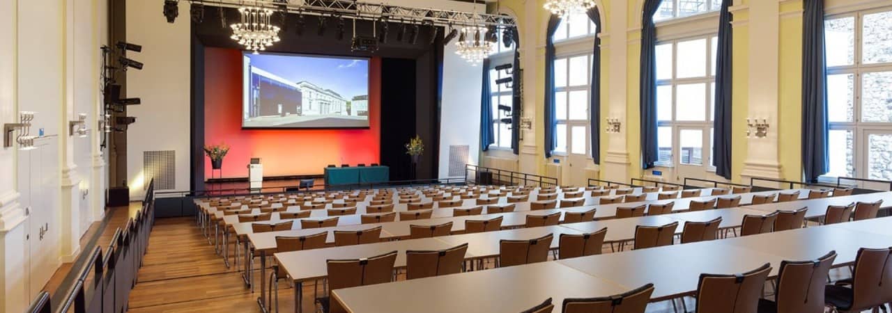 Aufnahme eines leeren Tagungsraumes mit Sicht auf Leinwand