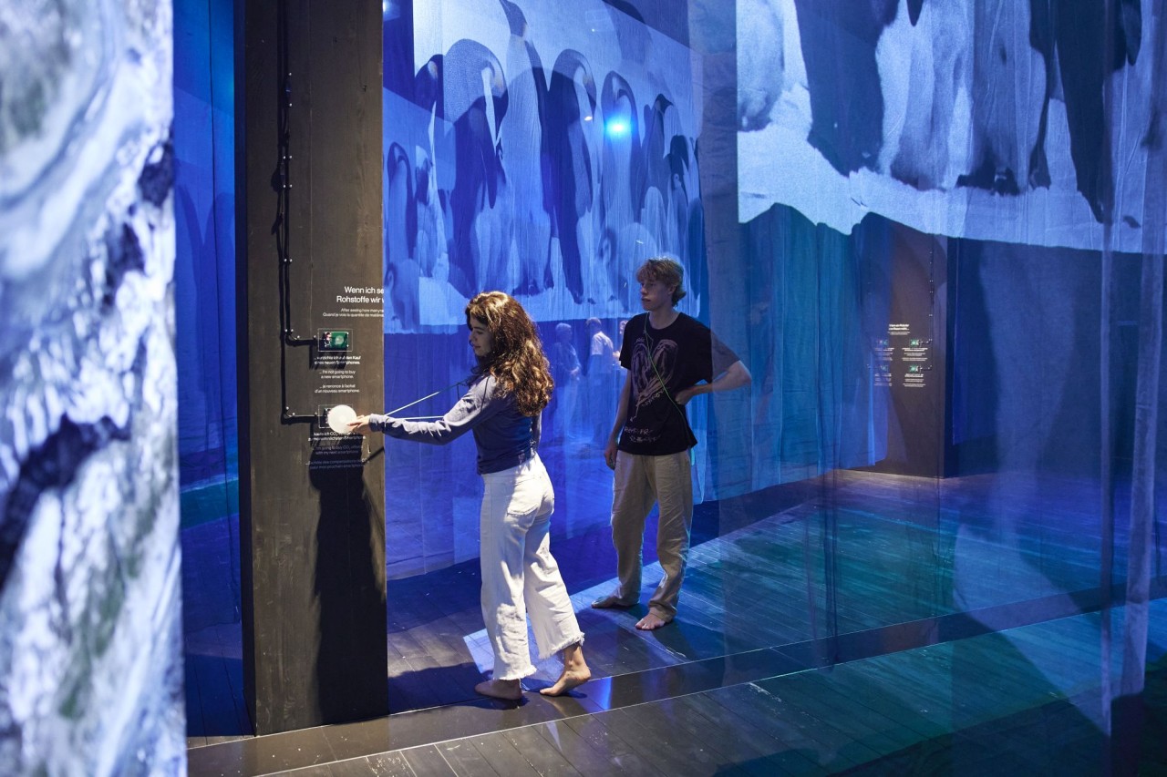 Zwei junge Personen vor einer Medienstation im Stapferhaus