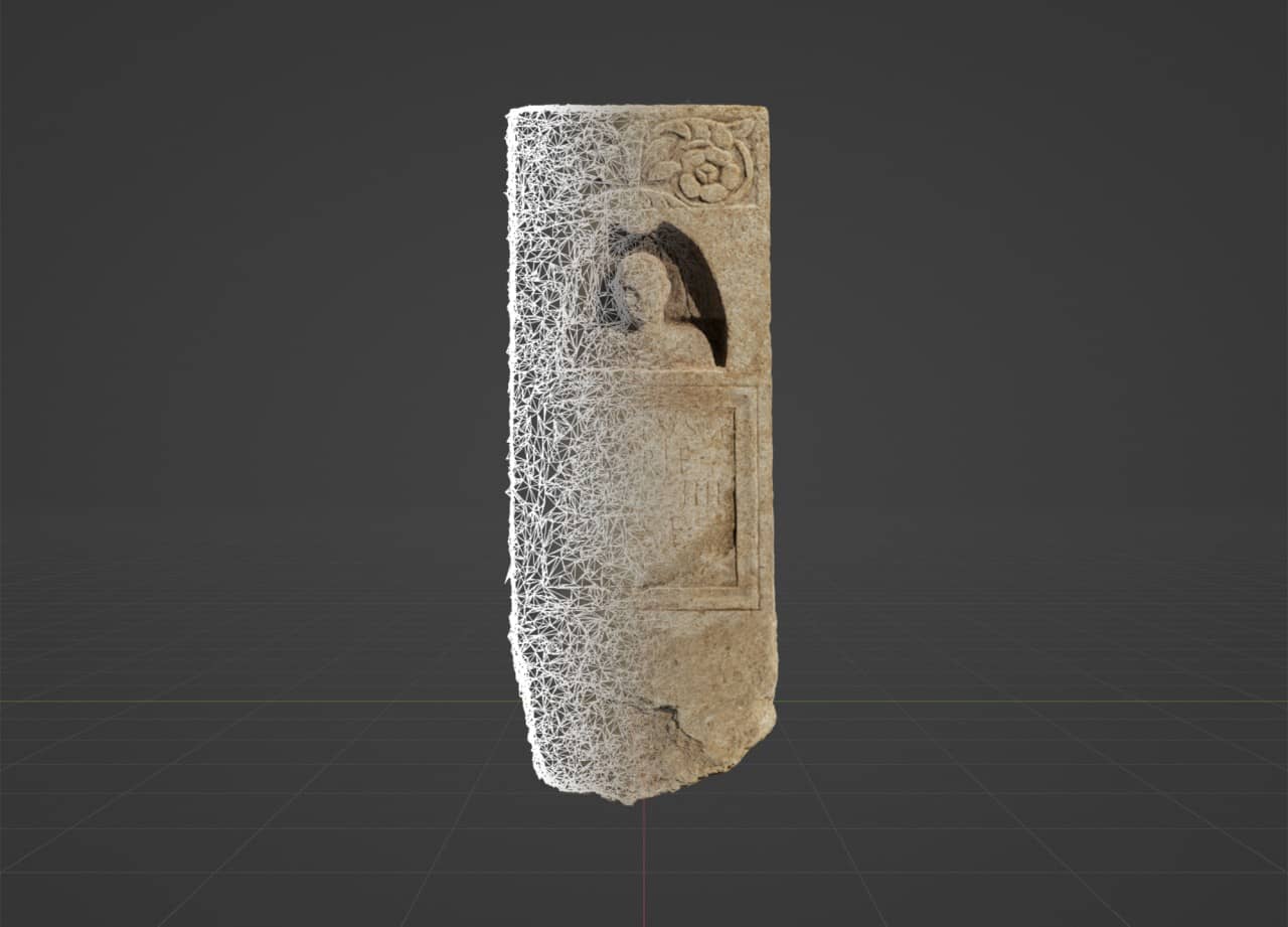 3D-Modell eines Römischen Grabsteins mit Relief eines kleinen Jungens