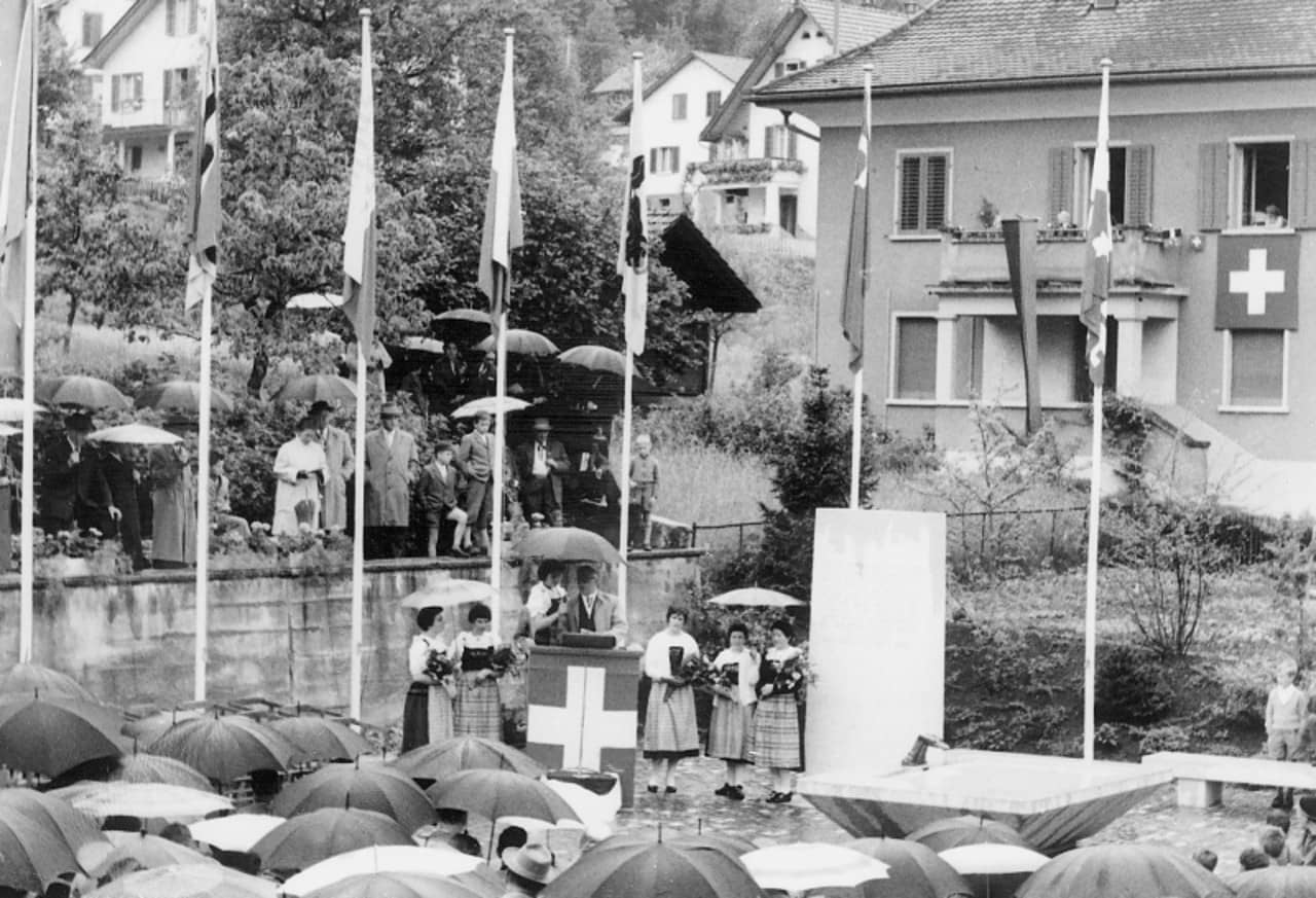 Redner, der an der Einweihungsfeier des Schlachtendenkmals von Villmergen spricht