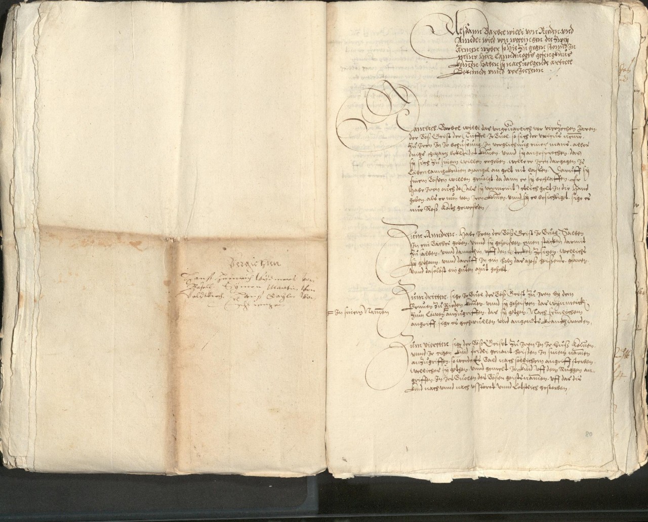 Alte, handschriftliche Buchseiten mit Schrift in schwarzer Tinte und dekorativen Initialen. Links eine Seite mit wenigen Zeilen Text, rechts eine Seite mit mehreren Absätzen in Blockschrift. Historisches Dokument mit Zeichen von Alter.