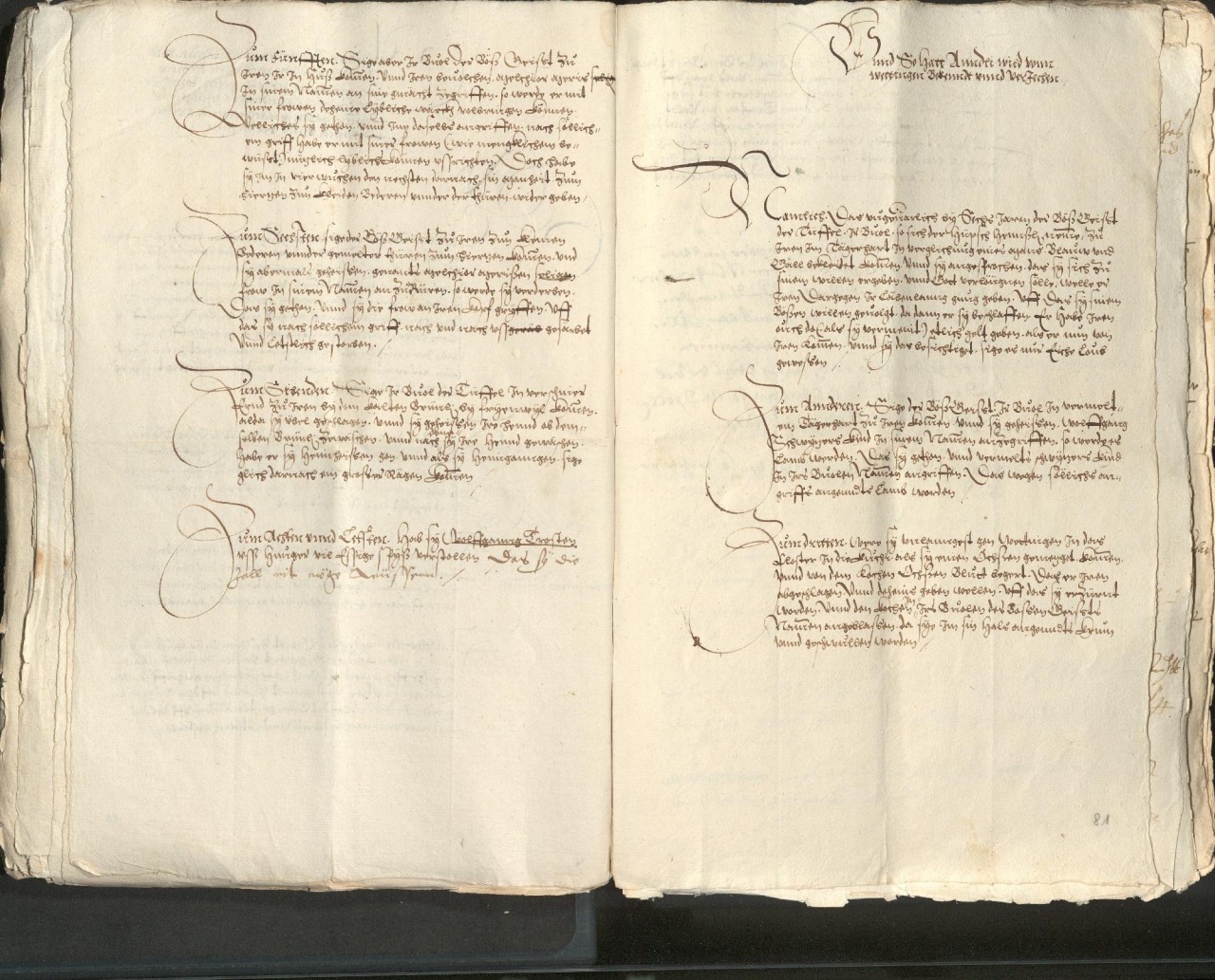 Historisches Manuskript mit handschriftlichem Text auf zwei gegenüberliegenden Seiten, geschrieben mit brauner Tinte, teilweise verziert mit kalligraphischen Elementen.