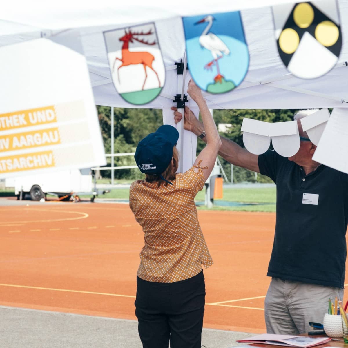 Freiwillige am Vorbereiten des Kindermalworkshops am Kulturerbe-Tag 2019.