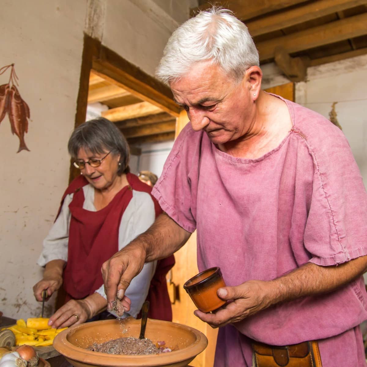 Zwei Freiwillige kochen am Familiensonntag im Legionärspfad.