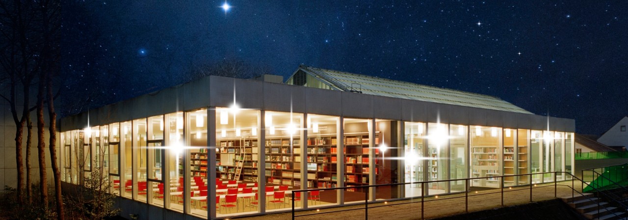 Aussensicht der Aargauer Kantonsbibliothek bei Nacht mit Sternen.
