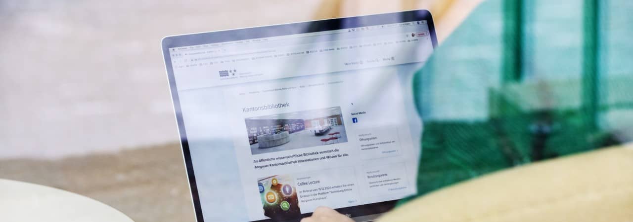 Foto eines Laptops, auf dem die Webseite der Kantonsbibliothek angezeigt wird.