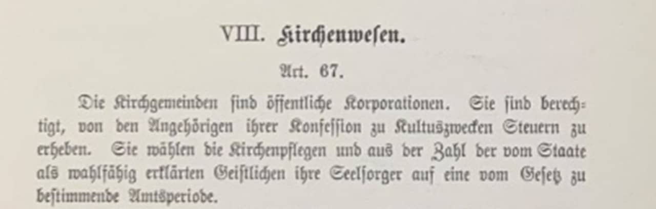 Ausschnitt des achten Kapitels zum Kirchenwesen der Staatsverfassung von 1885 in alter Schrift. 