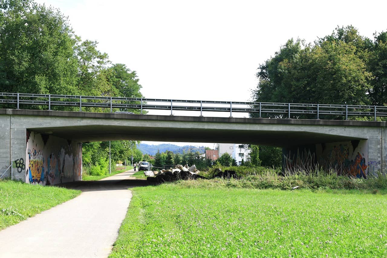 Die 24 Meter-lange Brücke führt über einen schmalen Feldweg.