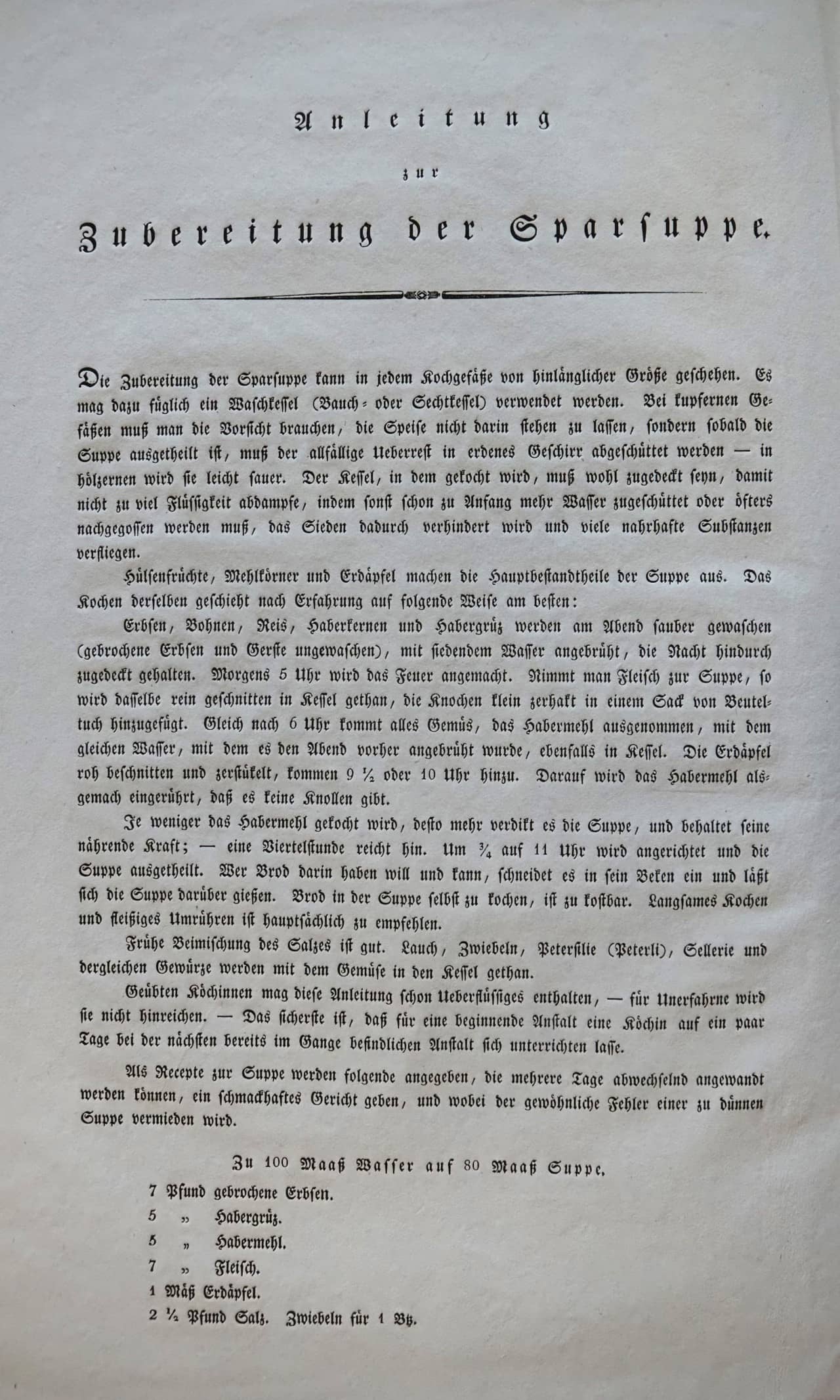 Buchseite zur Zubereitung einer Sparsuppe in alter Schrift. Im unteren Teil die Auflistung der Zutaten.