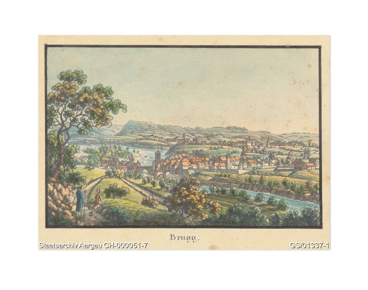 Die Postkarte zeigt eine farbige Lithografie der Stadt Brugg. Die Betrachtenden stehen auf einem Hügel und blicken auf das Städtchen, den Fluss und die Brücke herunter. Auf dem Spazierweg befinden sich noch zwei Personen