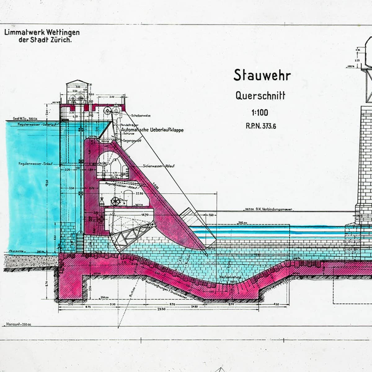 Ein Bauplan des ewz Wettingeng: Man sieht die Staumauer im Querschnitt. Das Wasser ist hellblau eingefärbt, die Träger sind rosa.