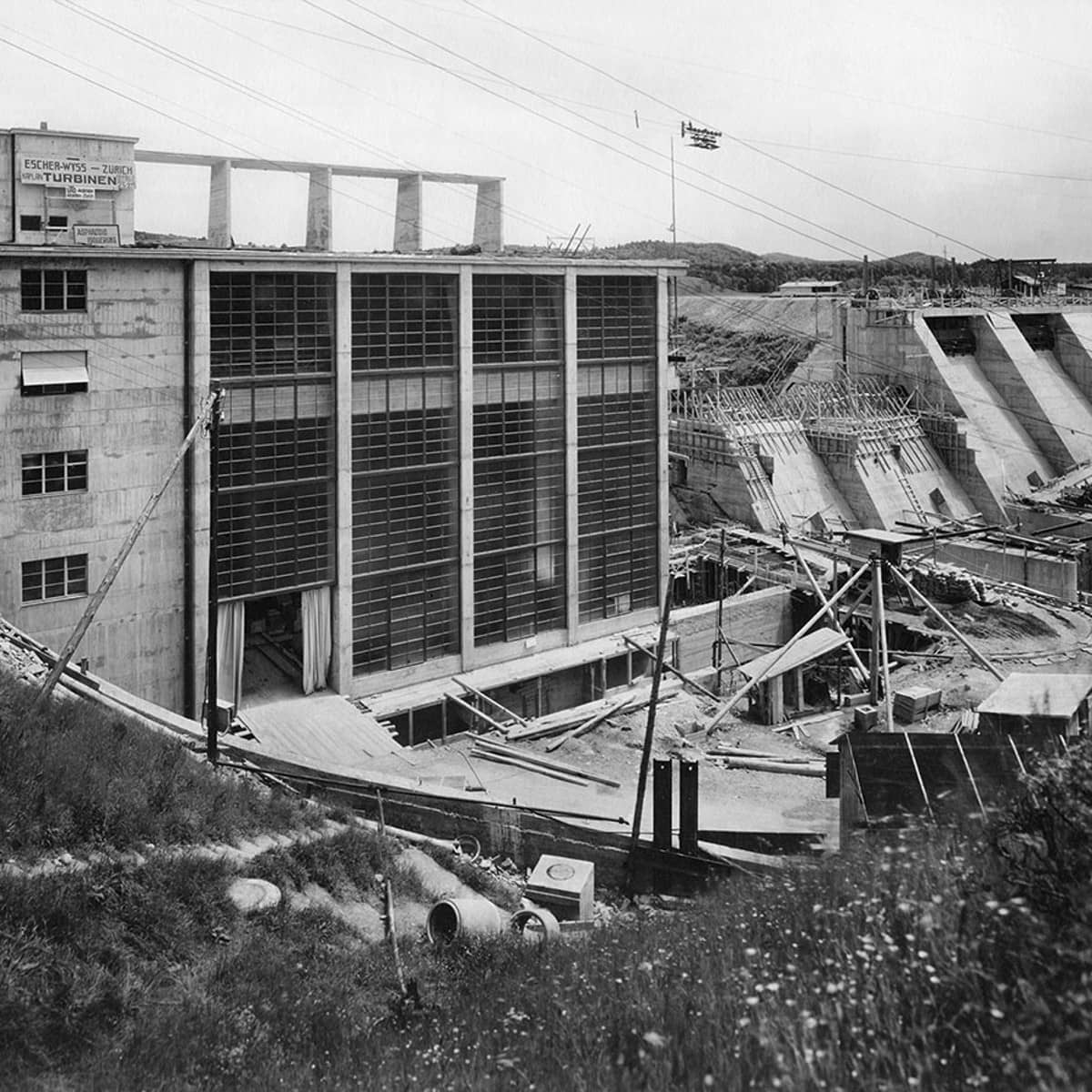 Die Schwarzweissfotografie stammt von 1932 und zeigt die ewz-Staumauer und das Gebäude daneben. Bald wird die Baustelle beendet sein.