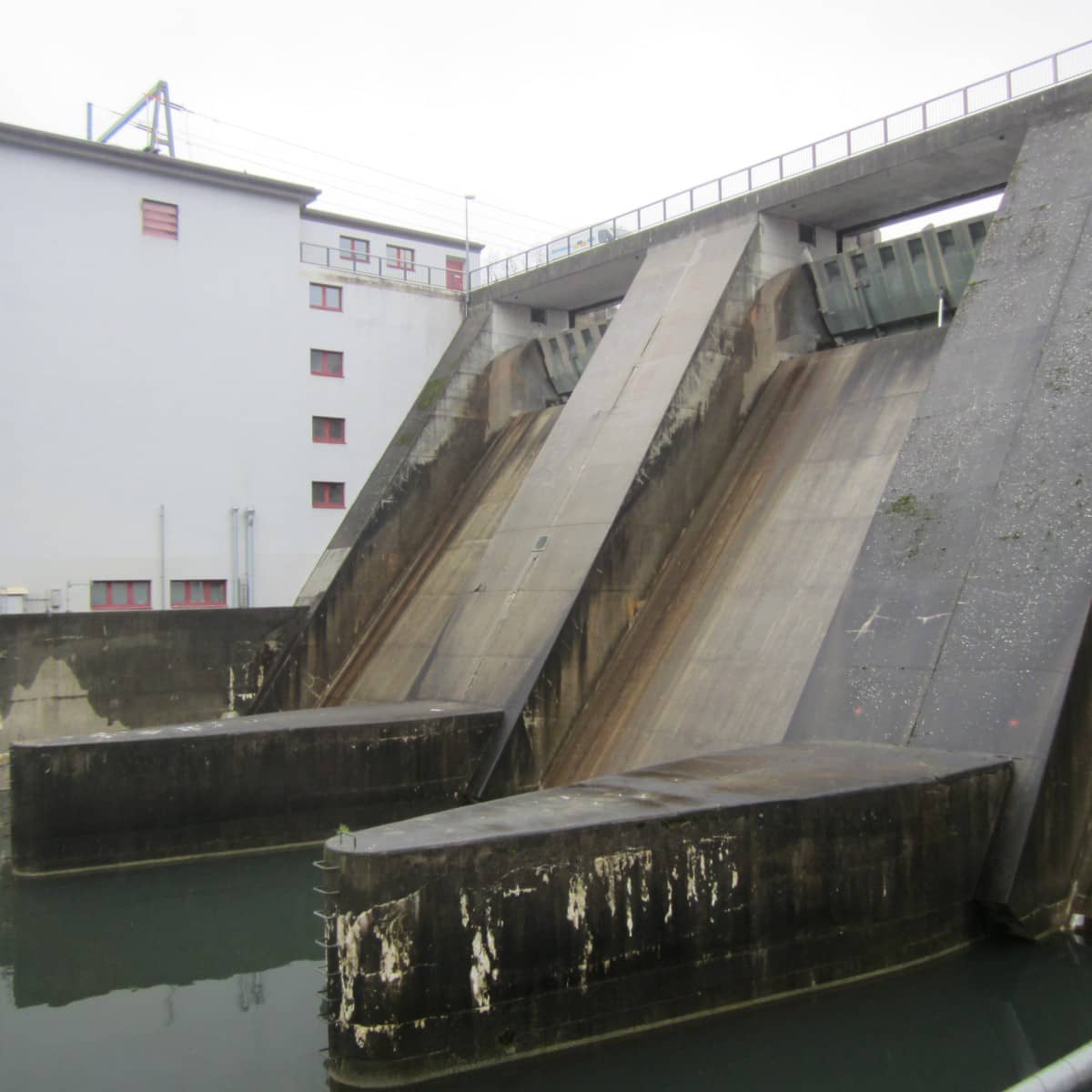 Das Foto zeigt einen Bereich des ewz Wettingen: die Staumauer aus Beton.