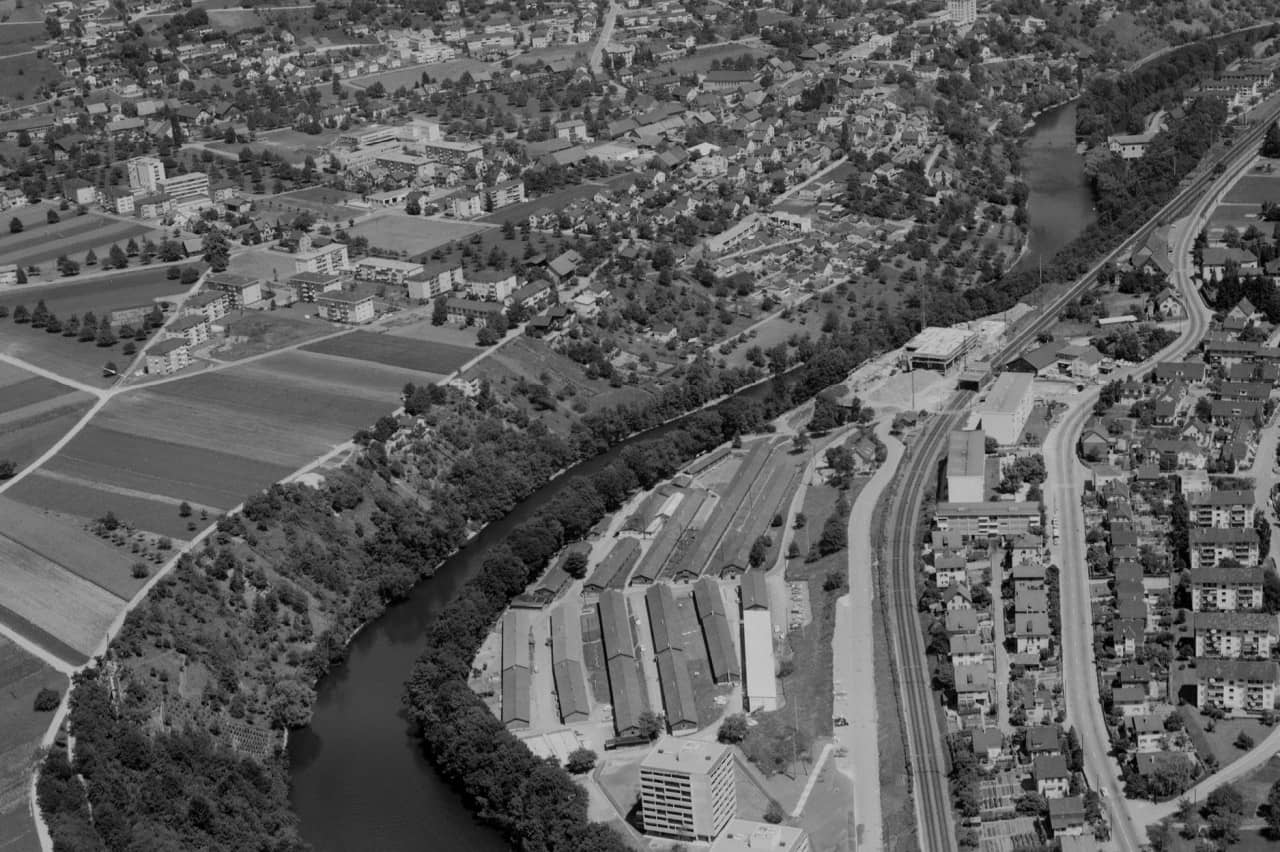 Aus der Vogelperspektive sieht man das Barackendorf Brisgi im Sommer 1964. Das Bild selber ist schwarzweiss.