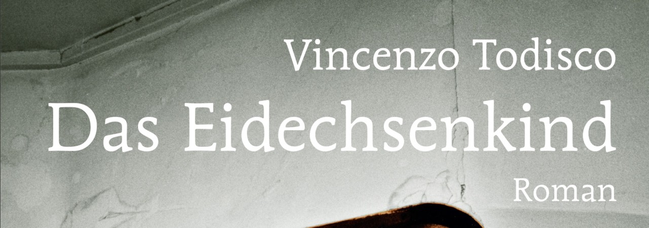 Cover zeigt den Blick von unten durch eine Wendeltreppe nach oben aus einem Fenster mit Himmel und Wolken.