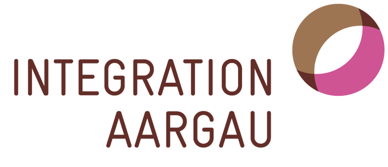 Logo mit Schriftzug Integration Aargau und Kreis mit brauner und pinker Hälfte.