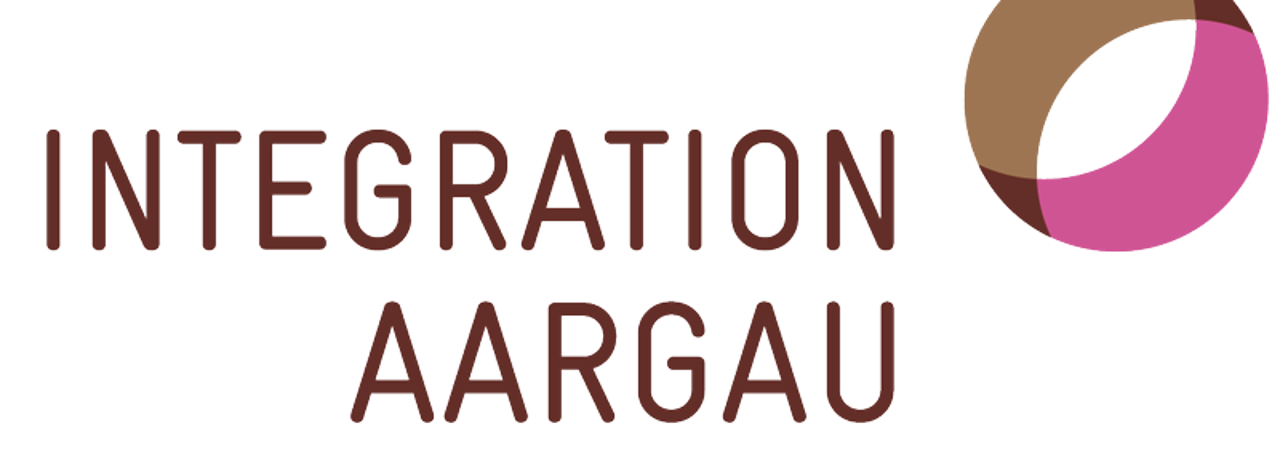 Logo mit Schriftzug Integration Aargau und Kreis mit brauner und pinker Hälfte.
