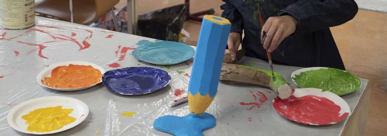 Junge bastelt schmelzende Schulgegenstände