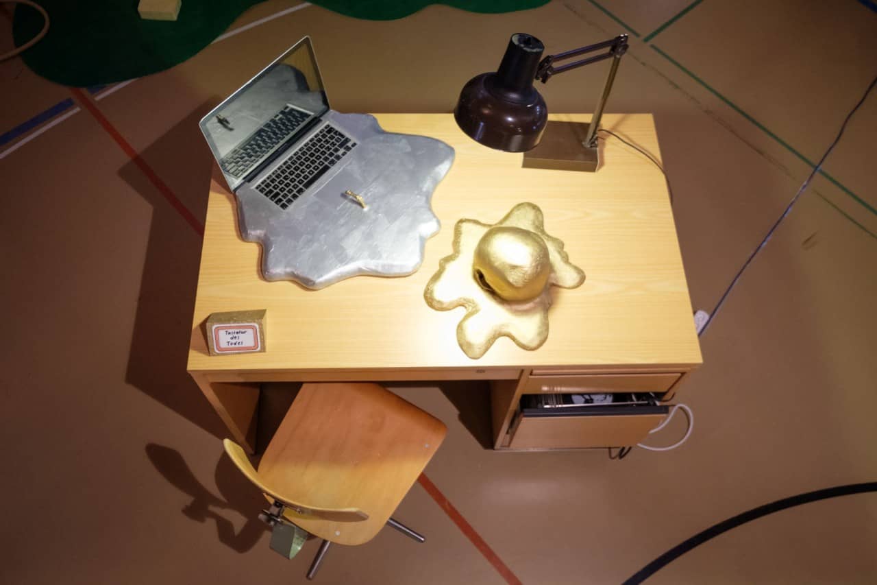 Tisch mit schmelzenden Schulgegenständen