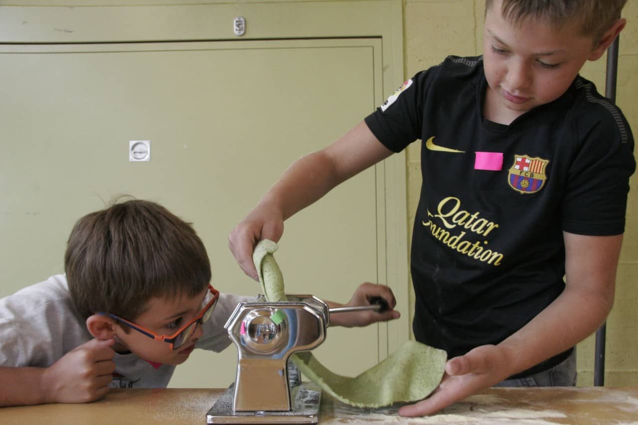 Zwei Schüler hantieren an einer Werkbank