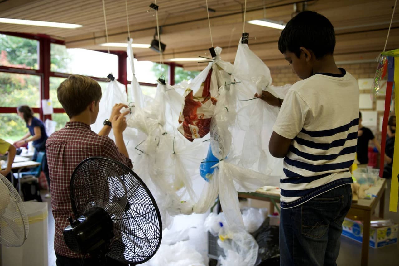 Schüler experimentieren mit Ventilatoren und Plastik