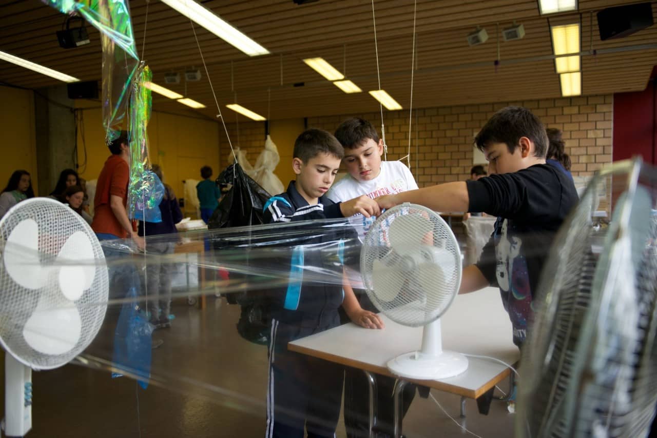 Schüler experimentieren mit Ventilatoren und Plastik