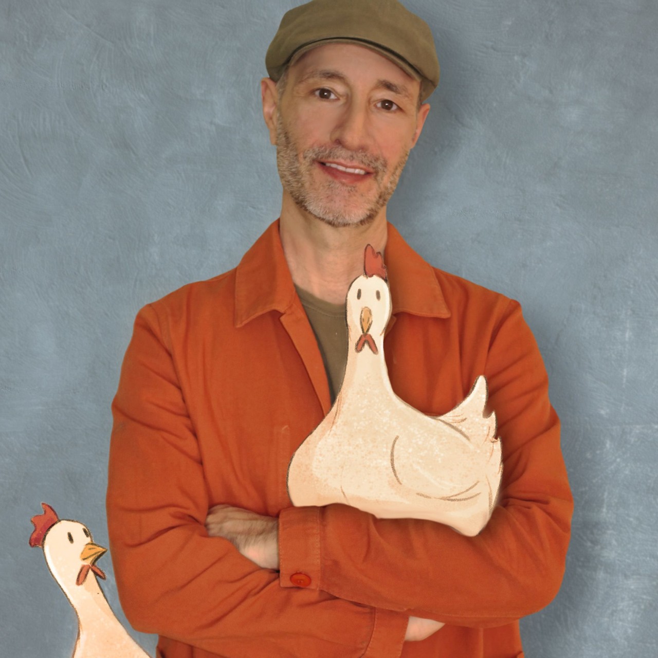 Person in orangefarbener Jacke hält eine gezeichnete Henne in den verschränkten Armen, eine zweite Henne steht daneben.