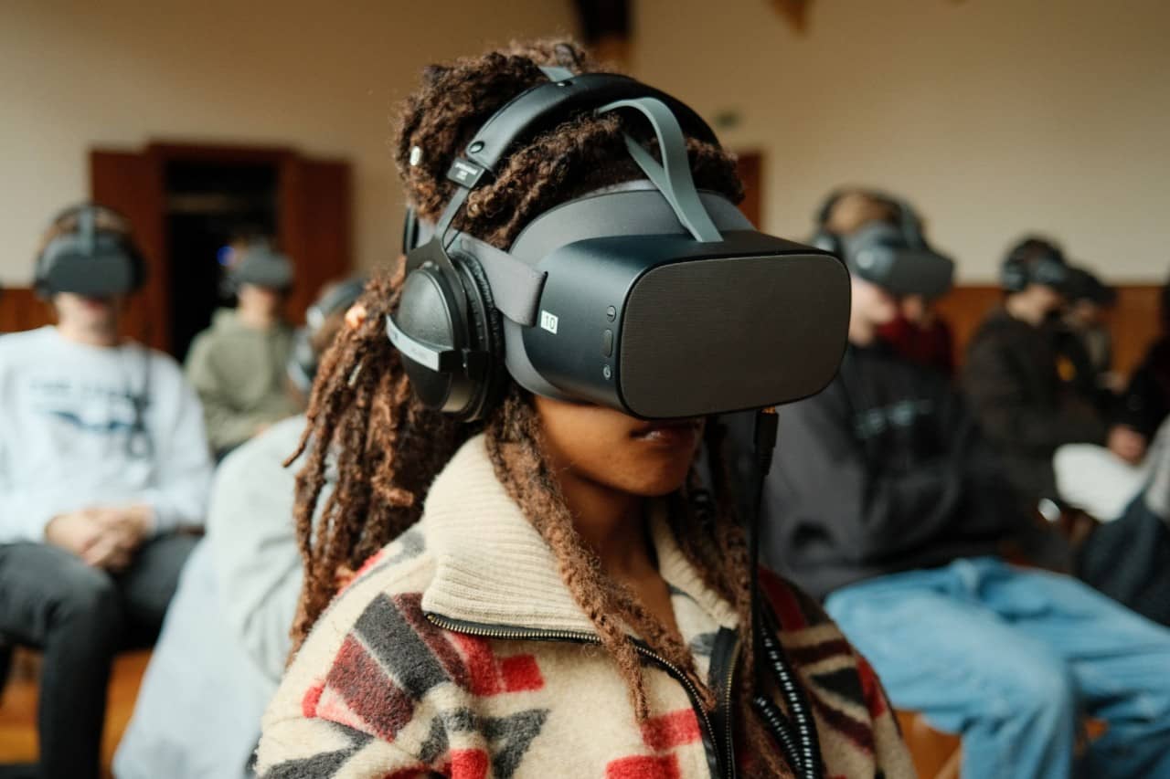 Schülerin mit einer Virtual Reality Brille