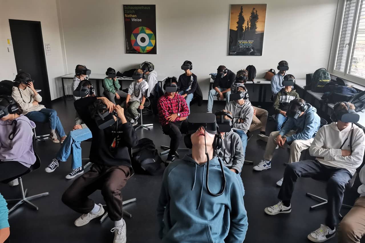 Schülerinnen und Schüler tragen VR-Brillen 