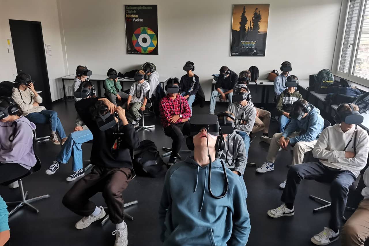 Schülerinnen und Schüler tragen VR-Brillen
